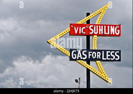 Cartello al neon di fronte al museo di Litchfield e al centro di accoglienza Route 66, Litchfield, Illinois, Stati Uniti d'America. Foto Stock