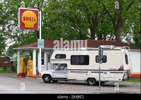 Camper sul distributore di benzina Soulsby Shell del 1926, Mt. Olive, Illinois, Stati Uniti d'America Foto Stock