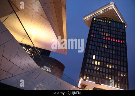 L'EYE Filmmuseum e la piattaforma di osservazione A'DAM Lookout a 20 piani, Amsterdam, Paesi Bassi. Foto Stock