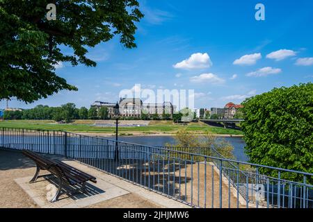 Dresda, vista dal giardino di Brühl sull'Elba agli edifici di alcuni ministeri del governo sassone Foto Stock