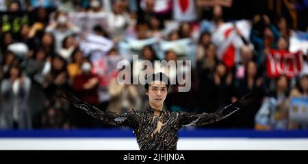 Pechino, Cina. 23rd Mar 2019. Foto scattata il 23 marzo 2019 mostra Hanyu Yuzuru del Giappone saluta gli spettatori dopo il pattinaggio gratuito maschile dei campionati di pattinaggio ISU World Figure Skating 2019 alla Saitama Super Arena di Saitama, Giappone. Il due volte medaglia d'oro olimpica d'inverno del Giappone Hanyu Yuzuru ha annunciato la sua decisione di ritirarsi dal pattinaggio di figura competitivo durante una conferenza stampa a Tokyo, Giappone martedì. Credit: Wang Lili/Xinhua/Alamy Live News Foto Stock
