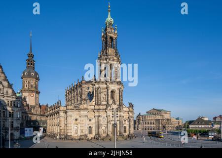 Dresda, Germania, 2022 maggio Dresda, il Schloßplatz con il castello, Hofkirche e Semperoper al mattino alla luce del sole, un tram passa vicino Foto Stock