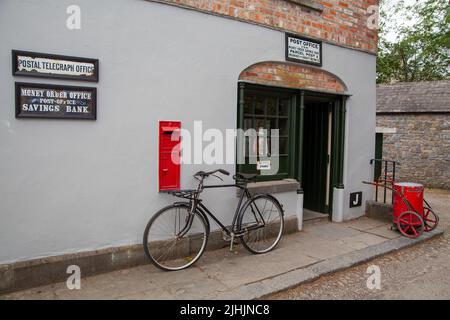 Esterno del vecchio ufficio postale nel parco del villaggio di Bunratty Foto Stock