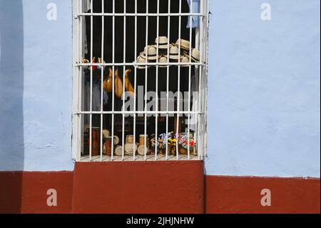 Vecchio negozio di souvenir locale mostra con colorate figurine fatte a mano autentiche di argilla Canotier cappelli di paglia e strumenti di percussione a Trinidad Cuba. Foto Stock