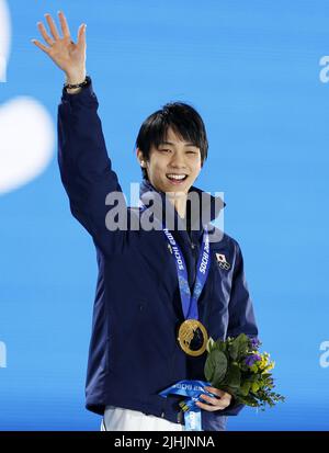 Pechino, Cina. 15th Feb 2014. La foto scattata il 15 febbraio 2014 mostra l'Hanyu Yuzuru del Giappone che festeggia durante la cerimonia di premiazione per l'evento di pattinaggio gratuito maschile ai Giochi Olimpici invernali di Sochi, Russia, 2014. Il due volte medaglia d'oro olimpica d'inverno del Giappone Hanyu Yuzuru ha annunciato la sua decisione di ritirarsi dal pattinaggio di figura competitivo durante una conferenza stampa a Tokyo, Giappone martedì. Credit: Wang Lili/Xinhua/Alamy Live News Foto Stock