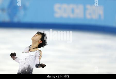 Pechino, Cina. 14th Feb 2014. Foto scattata il 14 febbraio 2014 mostra l'Hanyu Yuzuru giapponese che festeggia dopo l'evento di pattinaggio di figura gratuito degli uomini ai Giochi Olimpici invernali di Sochi del 2014 a Sochi, in Russia. Il due volte medaglia d'oro olimpica d'inverno del Giappone Hanyu Yuzuru ha annunciato la sua decisione di ritirarsi dal pattinaggio di figura competitivo durante una conferenza stampa a Tokyo, Giappone martedì. Credit: Wang Lili/Xinhua/Alamy Live News Foto Stock