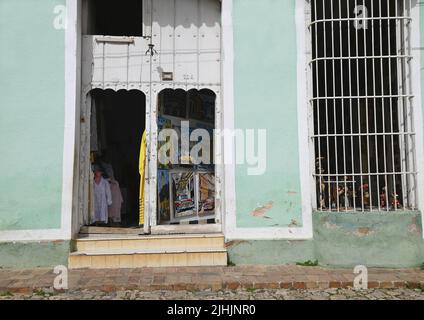 Vecchio negozio di souvenir locale nel centro storico di Trinidad, Cuba. Foto Stock