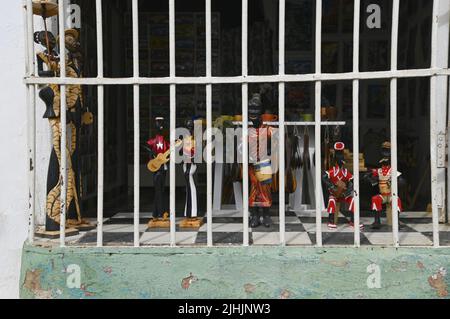 Vecchio negozio locale vetrata con colorate figurine fatte a mano autentiche in argilla a Trinidad, Cuba. Foto Stock