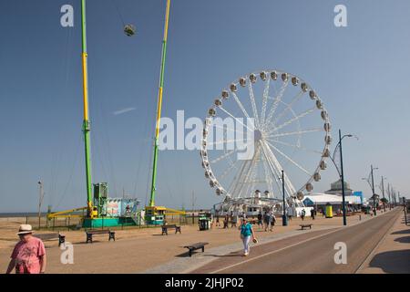 18th luglio 2022. Regno Unito Heatwave, Great Yarmouth. I visitatori del Golden Mile di Great Yarmouth non hanno scoraggiato dal calore di godersi le numerose attrazioni del resort. Foto Stock