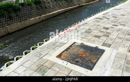 Chiang mai, Tailandia. 18th luglio 2022. Una vista del tappo a tubo in stile giapponese al canale Khlong Mae Kha a Chiang mai. Il progetto prevede la costruzione di pavimentazioni, la creazione di un sistema di gestione delle acque reflue e il miglioramento del paesaggio. Il paesaggio urbano lungo sarà una nuova strada pedonale lungo il comune di Chiang mai. Credit: SOPA Images Limited/Alamy Live News Foto Stock