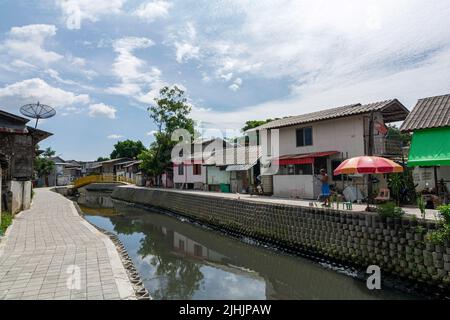 Chiang mai, Tailandia. 18th luglio 2022. Un residente visto la pesca nel canale Khlong Mae Kha a Chiang mai. Il progetto prevede la costruzione di pavimentazioni, la creazione di un sistema di gestione delle acque reflue e il miglioramento del paesaggio. Il paesaggio urbano lungo sarà una nuova strada pedonale lungo il comune di Chiang mai. Credit: SOPA Images Limited/Alamy Live News Foto Stock