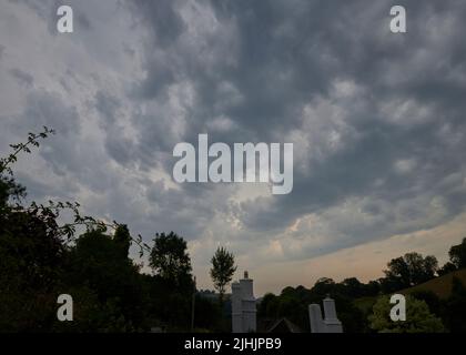 Meteo Regno Unito: Bickington, Newton Abbot, Regno Unito, 19 Lug, 2022, Docce e Thunder come Heatwave inizia a rompere nel Devon Sud. Credit: Will Tudor/Alamy Live News Foto Stock