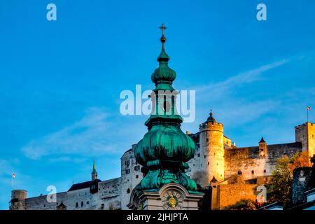 Campanile dell'Abbazia di San Pietro e Fortezza di Hohensalzburg, Salisburgo, Austria, Foto Stock