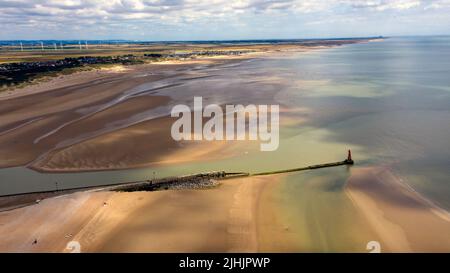 Viste aeree su Rye Harbour, East Sussex, l'estuario del fiume Rother, Camber Sands e la Little Cheyne Court Wind Farm and Dungerness Foto Stock