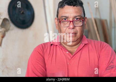 Il Carpentiere anziano al suo Workshop Foto Stock