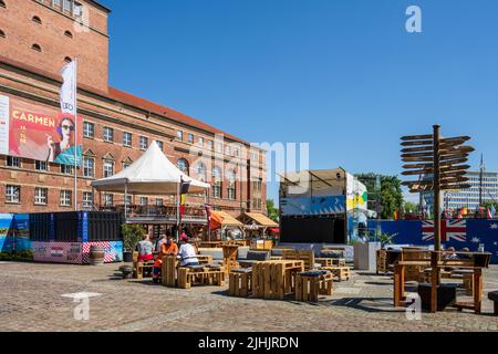 Kiel, Germania, 2022 giugno - Kiel Week 2022 al mattino presto, un momento culminante della Kiel Week, cibo e bevande internazionali sono offerti qui. Vigilia culturale Foto Stock