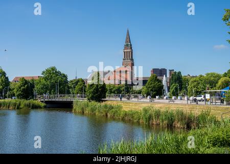 Kiel, Germania, giugno 2022 Kiel Week 2022 Vista sul Kleiner Kiel, sul ponte Martensdamm e sul municipio di Kiel Foto Stock