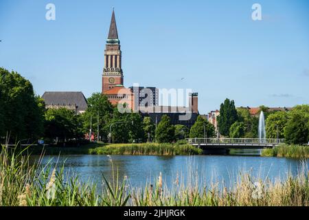 Kiel, Germania, giugno 2022 la calma celeste al mattino presto nel parco Kleiner Kiel nel Ratsdienergarten Foto Stock