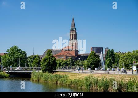 Kiel, Germania, giugno 2022 Kiel Week 2022 Vista sul Kleiner Kiel, sul ponte Martensdamm e sul municipio di Kiel Foto Stock