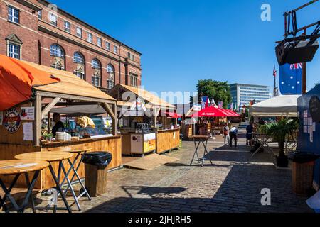 Kiel, Germania, 2022 giugno - Kiel Week 2022 al mattino presto, un momento culminante della Kiel Week, cibo e bevande internazionali sono offerti qui. Vigilia culturale Foto Stock