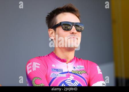 Alberto Bettiol italiano di EF Education-EasyPost raffigurato all'inizio della sedici tappa della gara ciclistica Tour de France, da Carcassonne a Foix (179km), Francia, martedì 19 luglio 2022. Il Tour de France di quest'anno si svolge dal 01 al 24 luglio 2022. BELGA FOTO DAVID PINTENS - UK OUT Foto Stock