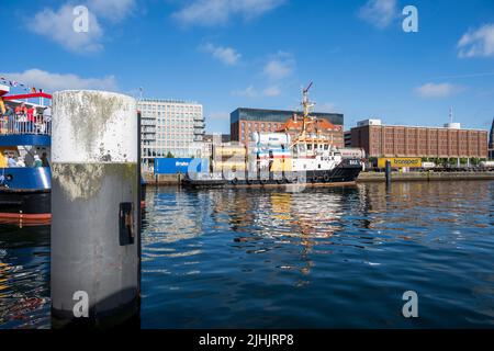 Kiel, Germania, giugno - 2022 Kieler Woche 2022 la calma celeste regna ancora nel Hörm prima dell'assalto dei visitatori di giorno Foto Stock