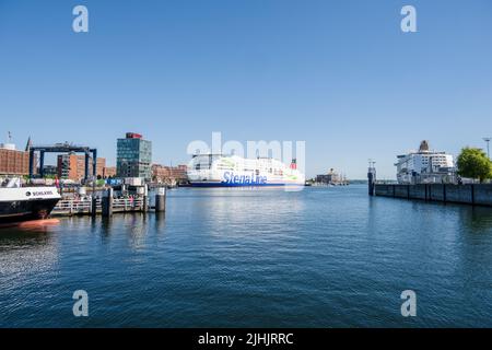 Kiel, Germania, 06/21/2022 Kiel Week Impressioni dal centro della città al mattino presto. Il Hörn, il bacino della Germania e il ponte della stazione sono fil Foto Stock