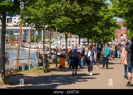 Kiel, Germania, 06/21/2022 Kiel Week Impressioni dal centro della città al mattino presto. Il Hörn, il bacino della Germania e il ponte della stazione sono fil Foto Stock