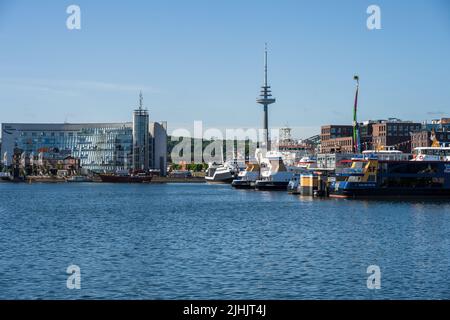 Kiel, Germania, 06/21/2022 Kiel Week Impressioni dal centro della città al mattino presto. Il Hörn, il bacino della Germania e il ponte della stazione sono fil Foto Stock