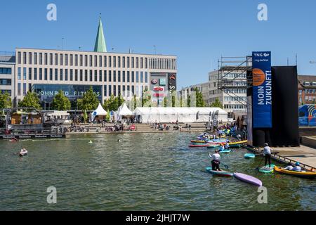 Kiel, Germania, 06/21/2022 Kiel Week Impressioni dal centro della città al mattino presto. Numerose attività per i bambini presso il porto delle barche Foto Stock