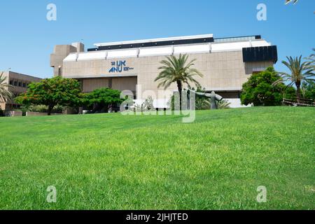 Tel Aviv, Israele - 1 luglio 2022: Costruzione del Museo Anu del popolo ebraico con prato Foto Stock