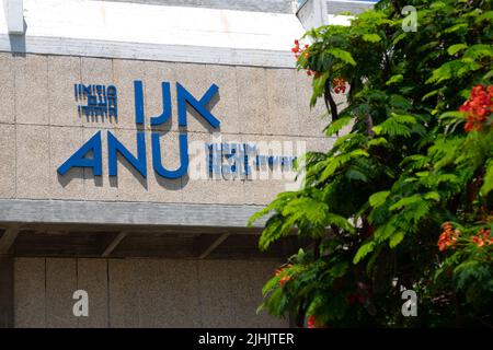 Tel Aviv, Israele - 1 luglio 2022: Facciata con logo del Museo Anu del popolo ebraico. Foto Stock