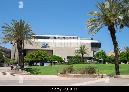 Tel Aviv, Israele - 1 luglio 2022: Costruzione del Museo Anu del popolo ebraico con prato e palme in primo piano Foto Stock