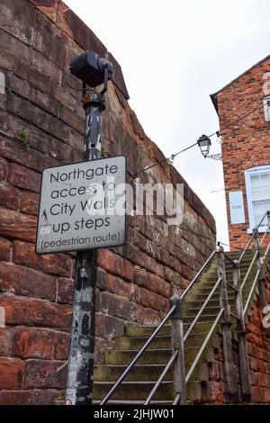 Chester, Regno Unito; 3 luglio 2022; Una scalinata porta al punto di accesso Northgate delle mura Romane di Chester Foto Stock