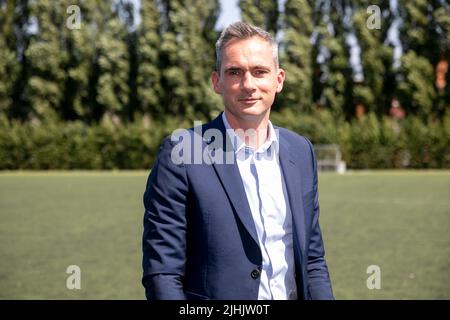 Lorin Parystoses, CEO di Pro League, ha presentato al fotografo durante la conferenza stampa Deloitte Belgium i risultati dello studio sull'impatto socioeconomico della Pro League sull'economia belga, alla squadra di calcio BX di Bruxelles, martedì 19 luglio 2022. Con una valutazione dell'impatto della crisi del Covid sul calcio belga e un'analisi del modo in cui la Pro League e i suoi club contribuiscono all'economia belga attraverso le relative spese, la creazione di posti di lavoro e contributi fiscali, e del modo in cui restituiranno alla società attraverso progetti sociali. BELGA FOTO KATIM KAGHAT Foto Stock