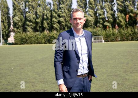 Lorin Parystoses, CEO di Pro League, ha presentato al fotografo durante la conferenza stampa Deloitte Belgium i risultati dello studio sull'impatto socioeconomico della Pro League sull'economia belga, alla squadra di calcio BX di Bruxelles, martedì 19 luglio 2022. Con una valutazione dell'impatto della crisi del Covid sul calcio belga e un'analisi del modo in cui la Pro League e i suoi club contribuiscono all'economia belga attraverso le relative spese, la creazione di posti di lavoro e contributi fiscali, e del modo in cui restituiranno alla società attraverso progetti sociali. BELGA FOTO KATIM KAGHAT Foto Stock