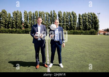 Il nuovo CEO di Pro League, Lorin Parys e Deloitte Strategy and Operations manager Sam Sluismans, propone al fotografo durante la conferenza stampa Deloitte Belgium di presentare i risultati dello studio sull'impatto socioeconomico della Pro League sull'economia belga, presso la squadra di calcio BX di Bruxelles, a Bruxelles, Martedì 19 luglio 2022. Con una valutazione dell'impatto della crisi del Covid sul calcio belga e un'analisi del modo in cui la Pro League e i suoi club contribuiscono all'economia belga attraverso le relative spese, la creazione di posti di lavoro e contributi fiscali, e come restituiscano alla società attraverso la socia Foto Stock