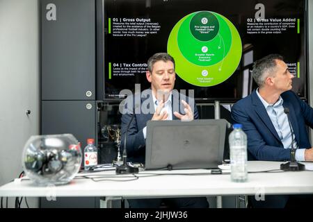 Il nuovo CEO della Pro League Lorin Parys e il responsabile della strategia e delle operazioni di Deloitte Sam Sluismans hanno illustrato durante la conferenza stampa di Deloitte Belgium i risultati dello studio sull'impatto socioeconomico della Pro League sull'economia belga, presso la squadra di calcio BX di Bruxelles, a Bruxelles, Martedì 19 luglio 2022. Con una valutazione dell'impatto della crisi del Covid sul calcio belga e un'analisi del modo in cui la Pro League e i suoi club contribuiscono all'economia belga attraverso le relative spese, la creazione di posti di lavoro e contributi fiscali, e del modo in cui restituiranno alla società attraverso progetti sociali. BELGA Foto Stock