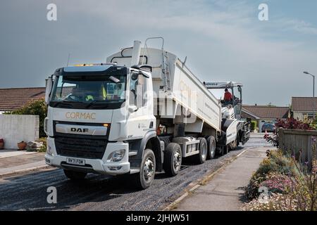 Cormac Groundworks relaying strada asfaltata Foto Stock