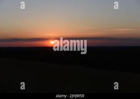 Il sole tramonta su Surrey e Hampshire in uno dei giorni più lunghi dell'estate Foto Stock