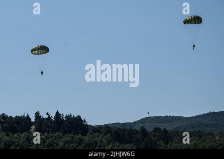 Waldeck, Germania. 19th luglio 2022. I paracadutisti della Rapid Forces Division dell'esercito tedesco (DSK) saltano fuori da un aereo 'skytruck' del M28 durante un esercizio. Sulla superficie dell'acqua dell'Edersee, viene addestrata la "procedura di emergenza per lo sbarco delle acque". Credit: Swen Pförtner/dpa/Alamy Live News Foto Stock