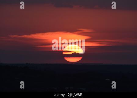 Il sole tramonta su Surrey e Hampshire in uno dei giorni più lunghi dell'estate Foto Stock