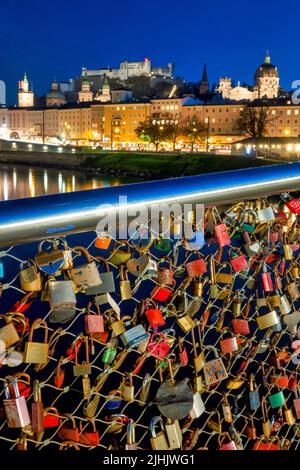 Lucchetti d'amore sul ponte Marko-Feingold-Steg, Salisburgo, Austria Foto Stock