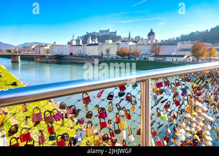Lucchetti d'amore sul ponte Marko-Feingold-Steg, Salisburgo, Austria Foto Stock
