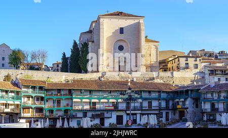 Grande chiesa medievale in una città vecchia in Spagna, situata sopra le case nella piazza centrale della città. Chichon, Madrid. Foto Stock