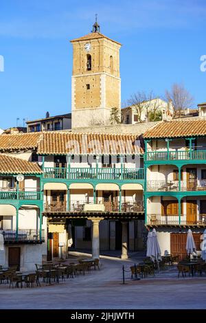 Piazza centrale della città di Chinchon a Madrid, case tipiche con balconi in legno e un'antica atmosfera medievale. Foto Stock