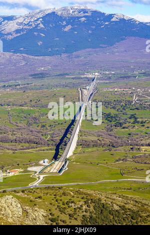 Enorme ponte in montagna per il passaggio del treno ad alta velocità con un tunnel in fondo che entra in montagna. Madrid. Foto Stock