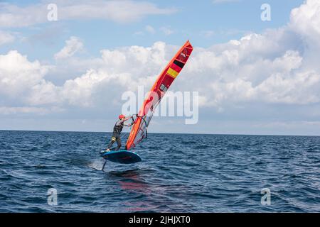 Kiel, Germania, settembre 2021 regata di vela dei surfisti di alga nella baia di Kiel al largo di Kiel-Schilksee Foto Stock