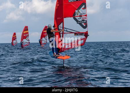 Kiel, Germania, settembre 2021 regata di vela dei surfisti di alga nella baia di Kiel al largo di Kiel-Schilksee Foto Stock