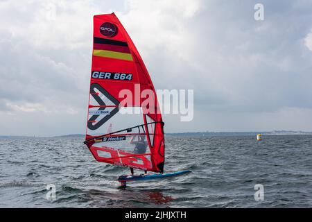 Kiel, Germania, settembre 2021 regata di vela dei surfisti di alga nella baia di Kiel al largo di Kiel-Schilksee Foto Stock